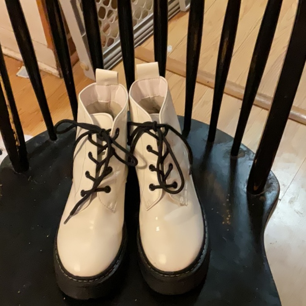 Good used chunky white boots size 7 ladies by alpine woods